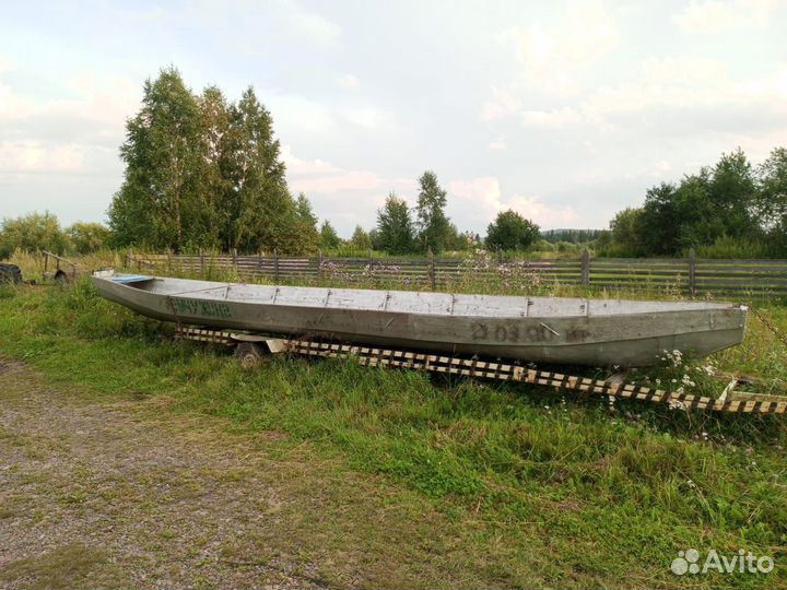 Лодка моторная