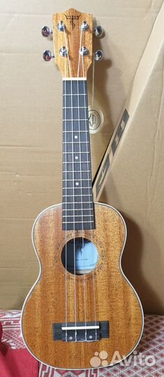 Укулеле из красного дерева