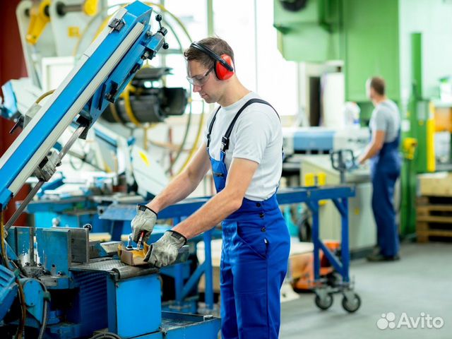 Рабочий на мебельное производство