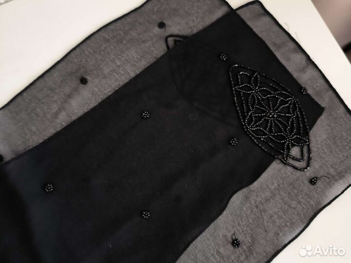 Платок чёрный украшенный бисером
