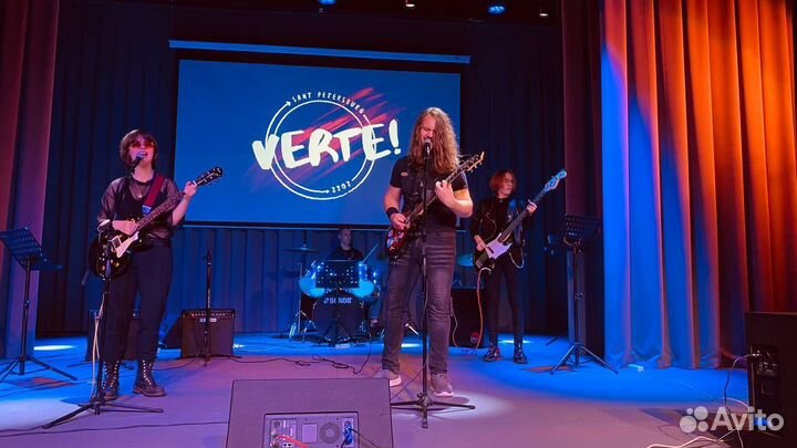 Учитель игры на гитаре