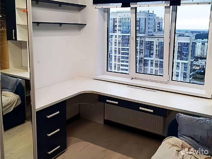 Рабочая зона со шкафом у окна