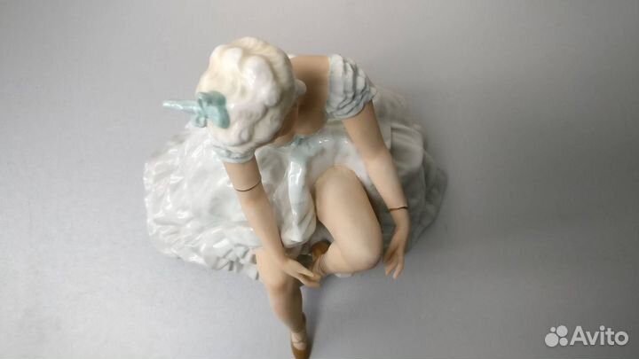 Статуэтка Балерина надевает пуанты Unterweissbach