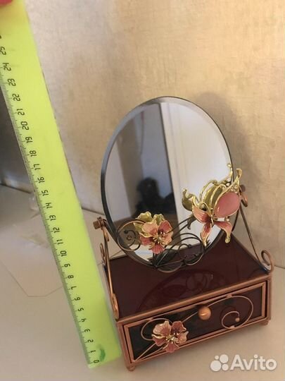 Зеркало на шкатулке. Новое
