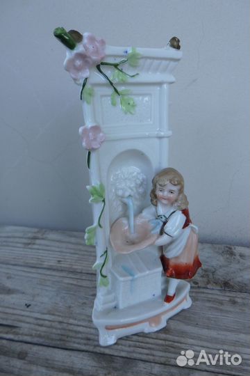 Фарфоровые статуэтки германия. Девочка у фонтана