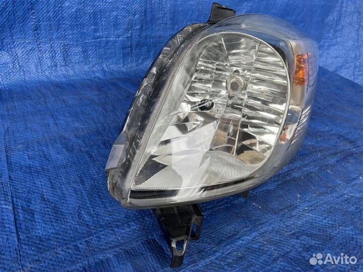 Фара правая toyota vitz