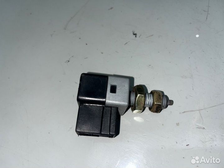 Датчик включения стопсигнала Hyundai Sonata IV
