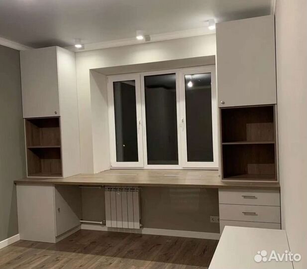 Письменный стол у окна со шкафами в детскую Т168