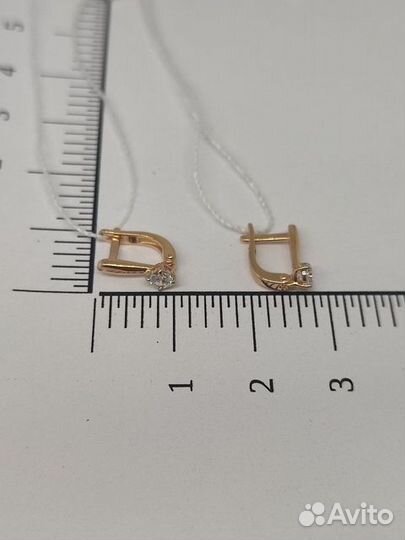 Золотые серьги с камнем