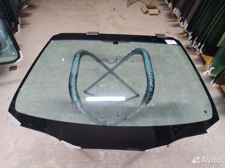 Стекло лобовое переднее Mitsubishi Grandis NA4W