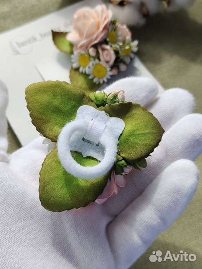 Резинка для волос розы с ромашками