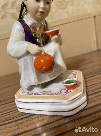 Статуэтка «Узбечка с чайником» 1958 фарфор Дулево