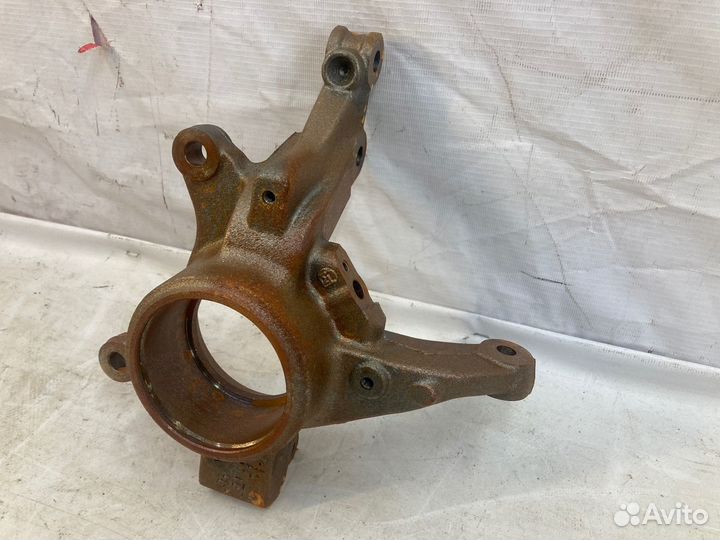 Кулак поворотный левый Renault Dokker 2012