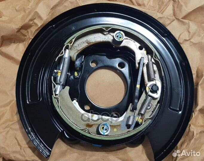 Тормозной щиток задний левый в сборе с колодкам