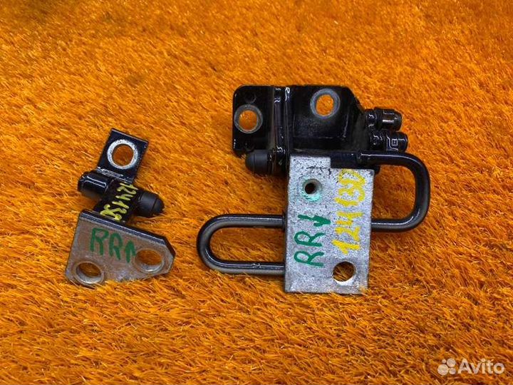 Петля двери задняя правая Volkswagen Passat B7