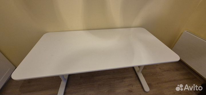 Офисный стол Бекант икеа