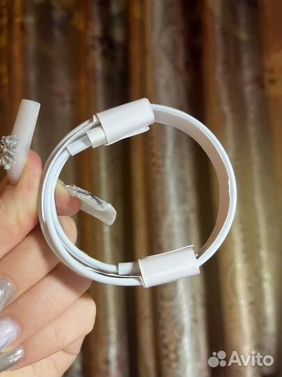 Зарядный шнур на iPhone