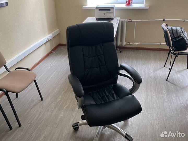 Офисное кресло руководителя
