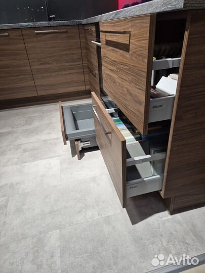 Современная угловая кухня с выставки