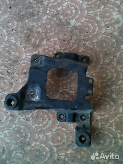 Форд Фокус 2 2007г. Крепление чехла акб