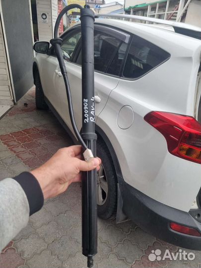 Стойка- амортизатор багажника Рав 4