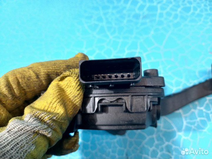 Педаль газа Opel Astra J P10 A14XER 2011