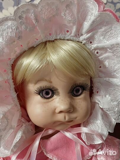 Кукла фарфоровая