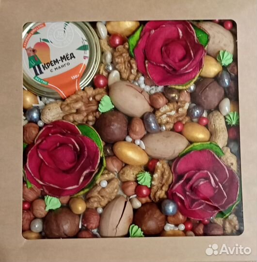 Коробка подарочная со съедобными цветами,орешкам
