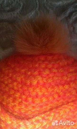 Вязаная оранжевая шапка шлем с помпоном