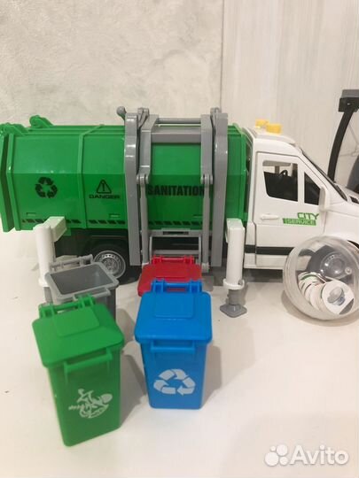 Мусоровоз и моечная машина