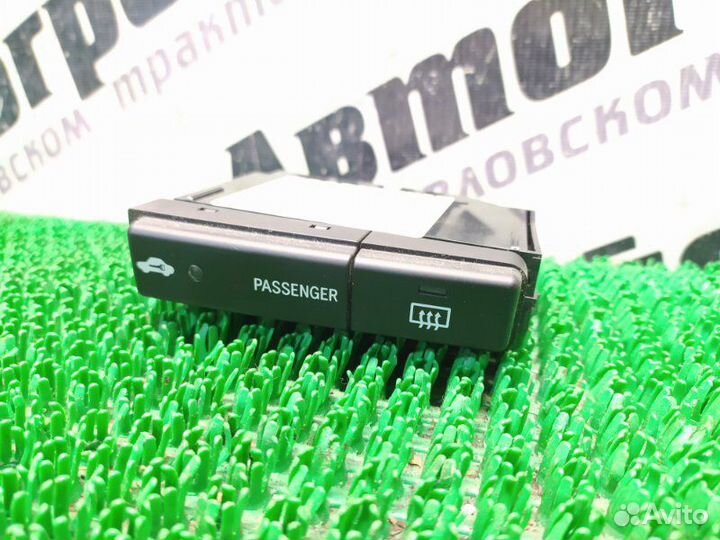 Кнопка включения обогрева Toyota Avensis AZT251