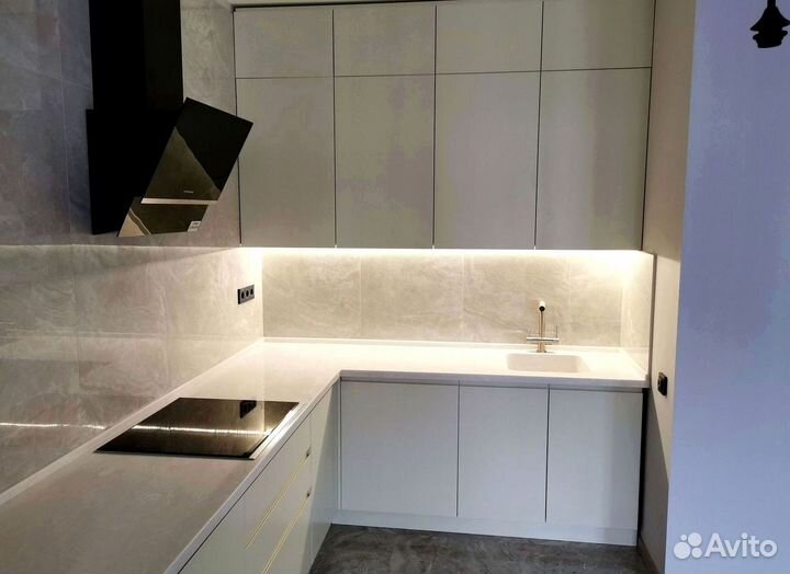 Угловая в потолок кухня на заказ