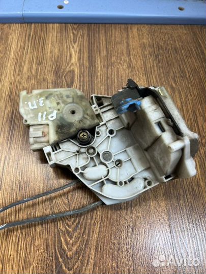 Замок боковой двери задний правый Nissan Primera