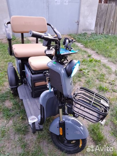 Электроскутер трёхколёсный, трицикл