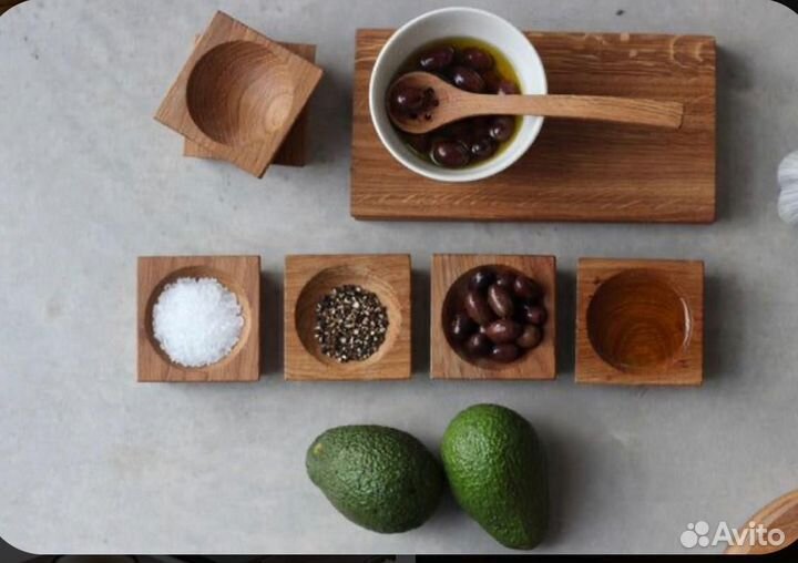 Сервировочная доска с солонками