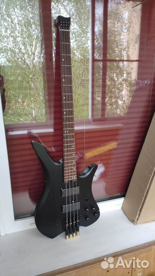 Безголовая бас-гитара