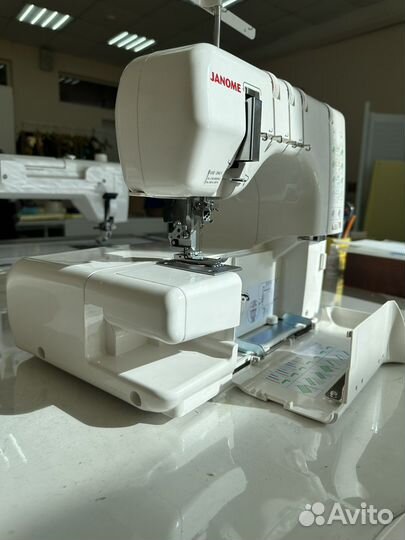 Швейная машина Janome Cover Pro 2