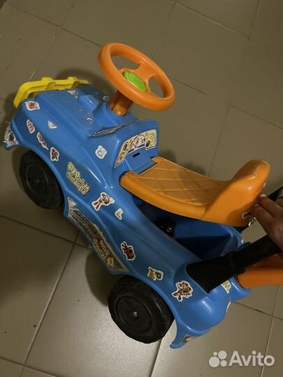 Машинка толокар с ручкой