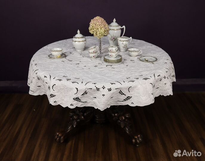 Старинная круглая скатерть и салфетки