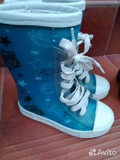 Детские резиновые сапоги и кроссовки много