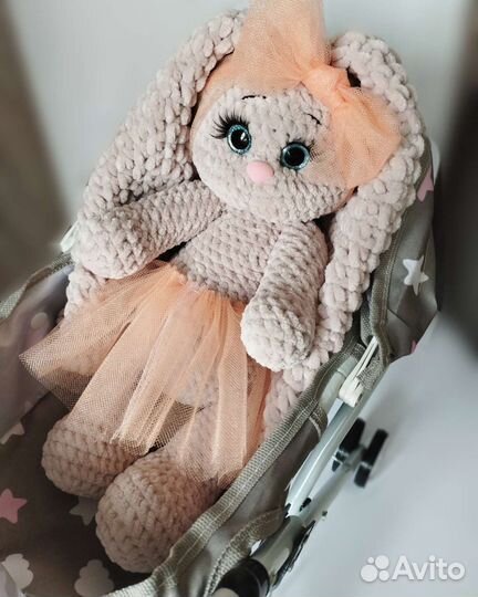 Плюшевый заяц вязаный