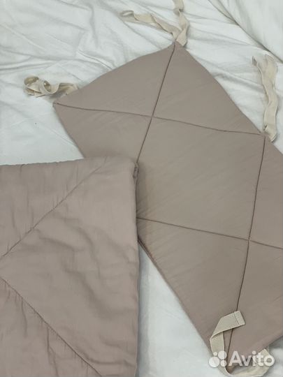 Бортики и одеяло в кроватку новые