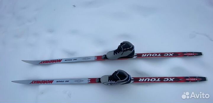 Лыжные ботинки и лыжи