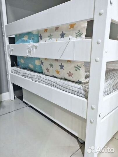 Детская двухъярусная кровать