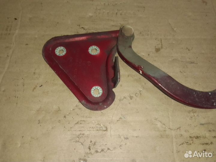 Петля капота левая Skoda Felicia