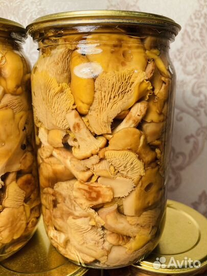 Грибы лисички маринованные, грузди соленые