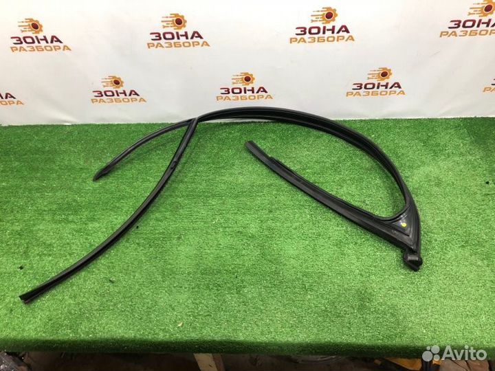 Направляющая стекла двери передняя правая Audi A4