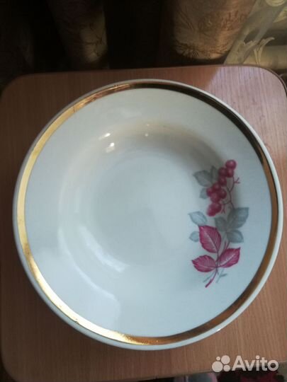 Тарелки, супница, кружки, банка для хранения