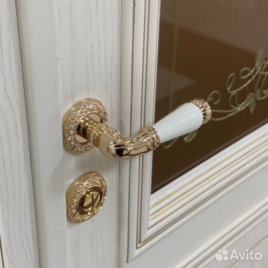 Двери с золотыми элементами «Идеал»