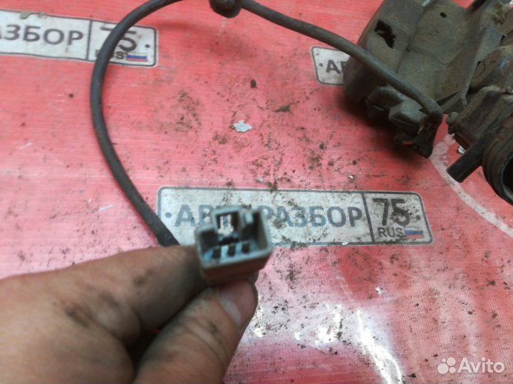 Замок двери передний правый Toyota Land Cruiser